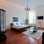 Standard Apartment By Hi5- Kiraly Apartment