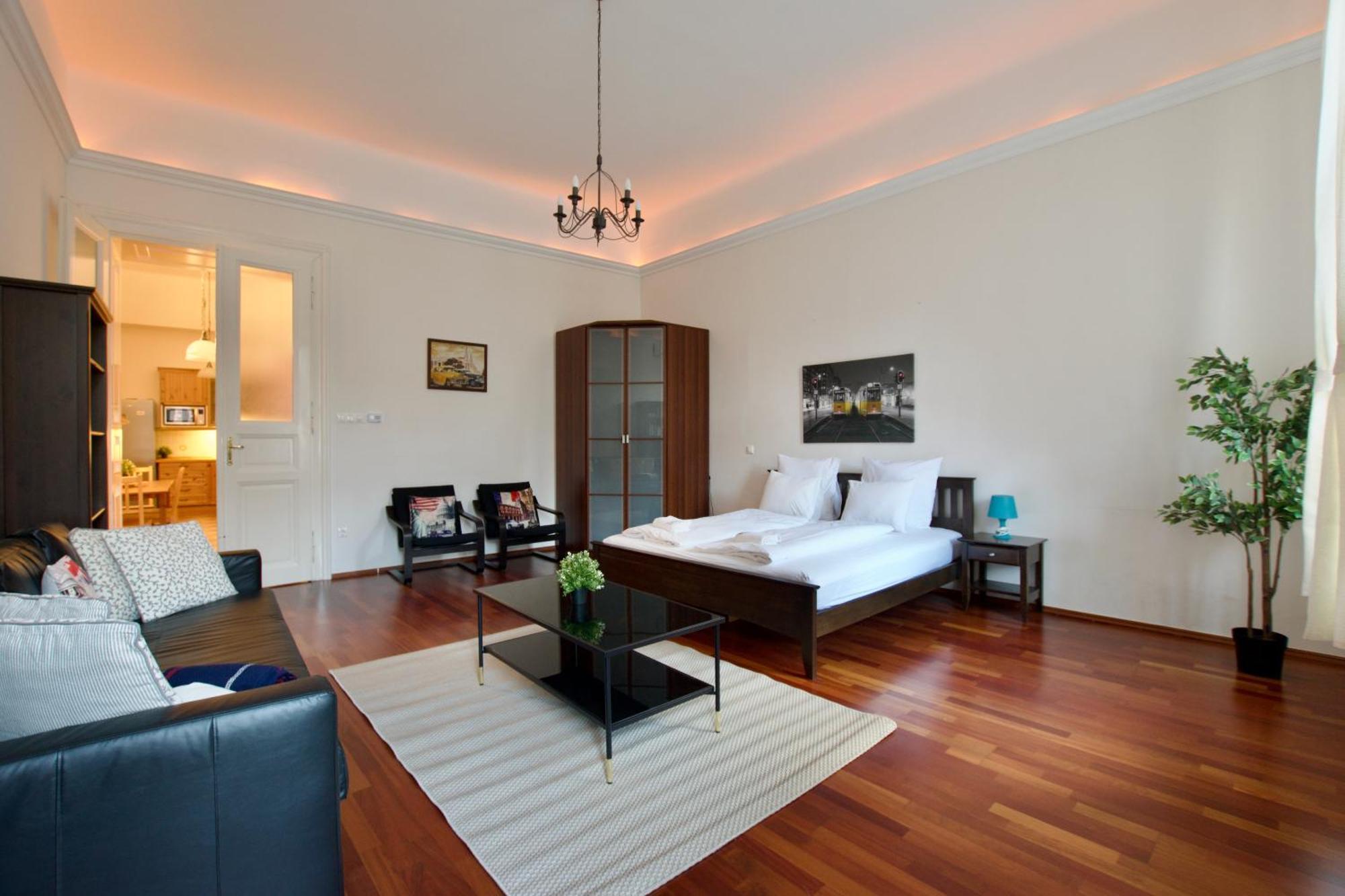 Standard By Hi5- Kiraly * Budapest